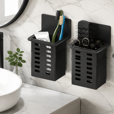 Paniers de rangement muraux installés sur  mur en marbre