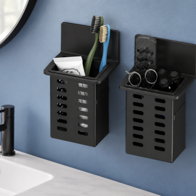 Paniers de rangement muraux noirs fixés sur un mur bleu
