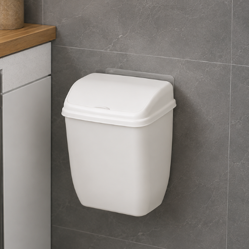Petite poubelle blanche suspendue près d’un meuble de salle de bain