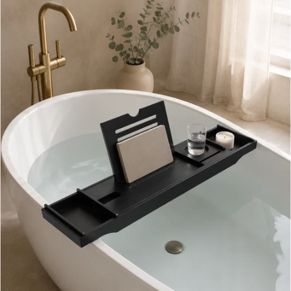 Plateau de bain noir extensible installé sur une baignoire blanche
