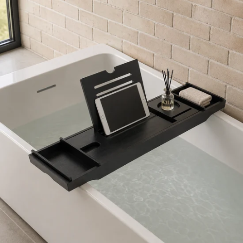Plateau noir extensible présenté dans une salle de bain moderne