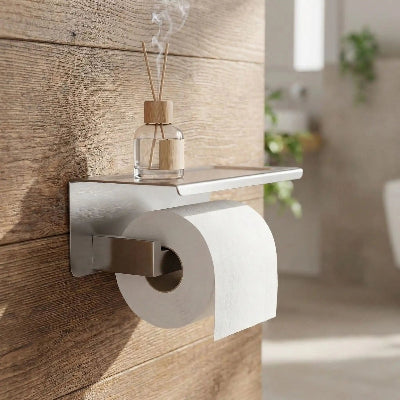 Porte papier hygienique argent sur mur de bois