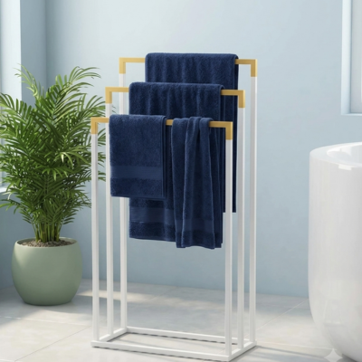Porte serviettes sur pied a trois barres prêt dun bain