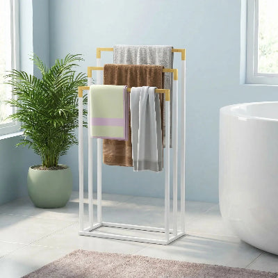 Porte serviettes sur pied a trois barres pret dun bain