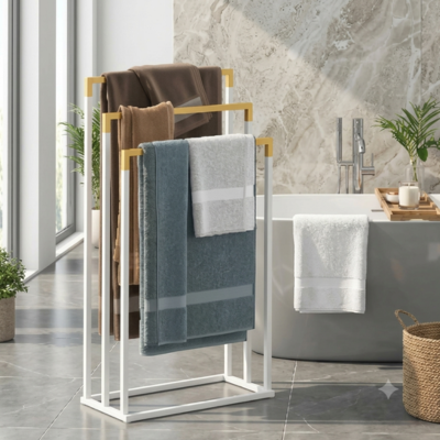 Porte serviettes sur pied avec plusieurs serviettes prêt d'une baignoire