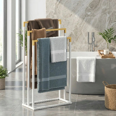 Porte serviettes sur pied avec plusieurs serviettes
