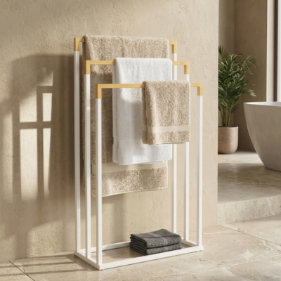Porte serviettes sur pied blanc et bambou devant un mur