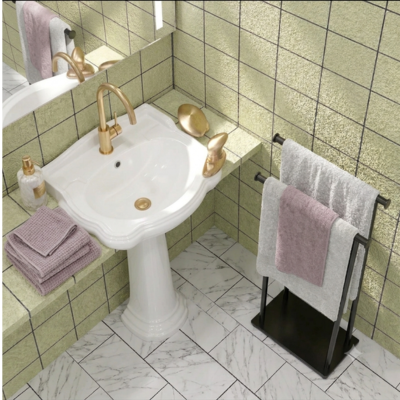 Porte serviettes sur pied noir prêt du lavabo