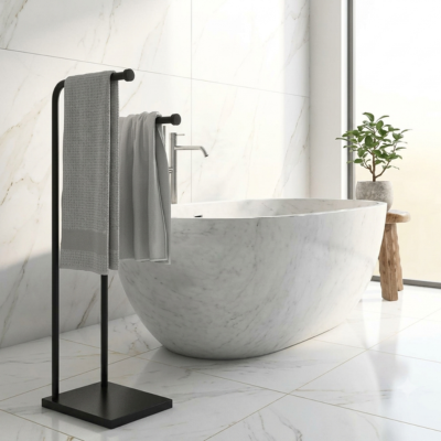 Porte serviettes sur pied stable prêt d'une baignoire moderne
