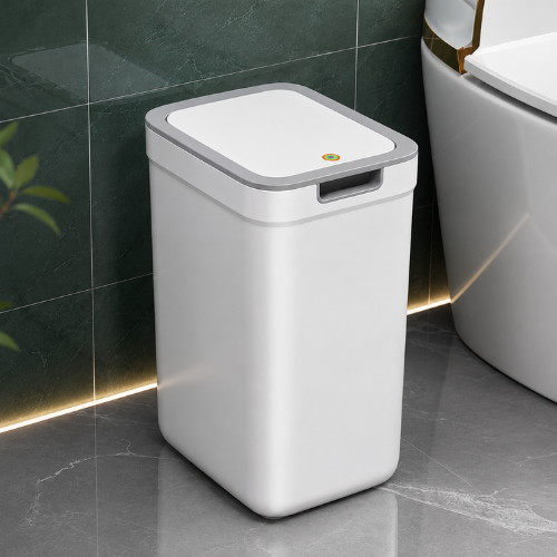 Poubelle blanche moderne posée au sol dans une salle de bain