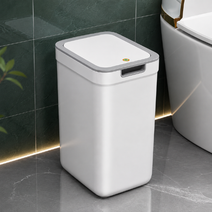 Poubelle blanche moderne posée au sol dans une salle de bain