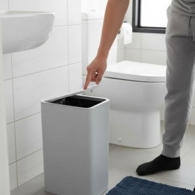 Poubelle-salle-de-bain-facile-d'entretien