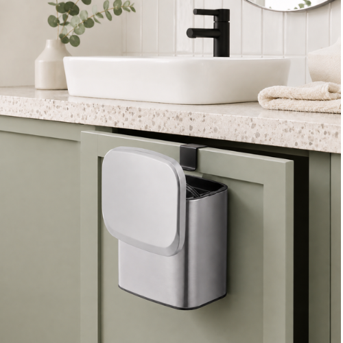 Poubelle suspendue WC en acier gris accrochée à une porte