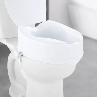 Rehausseur WC blanc ergonomique installé sur une toilette standard