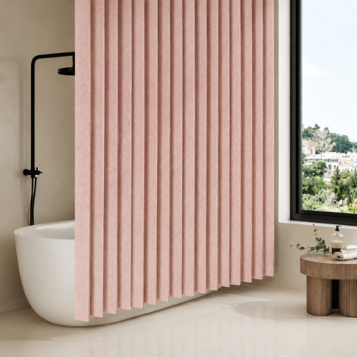 Rideau de douche accordéon rose installé devant une baignoire blanche