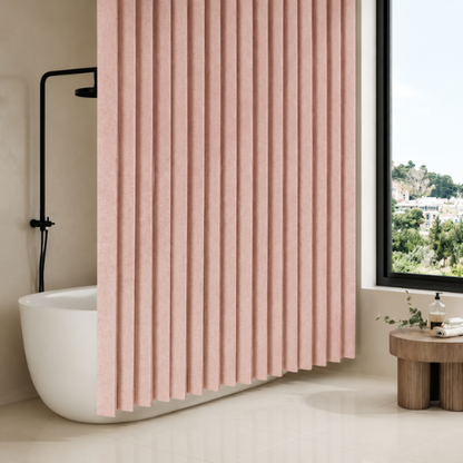Rideau de douche accordéon rose installé devant une baignoire blanche