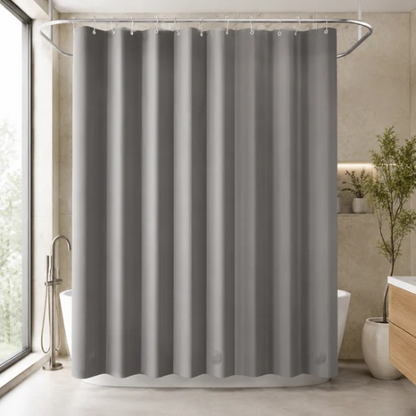 Rideau de douche magnétique gris dans une salle de bain