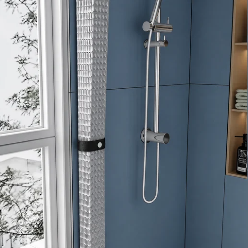 Rideau de douche pliable attaché sur le côté d’une douche