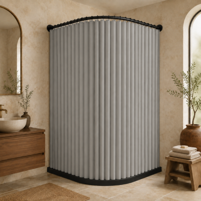 Rideau de douche pliable gris clair fermé autour d’une douche
