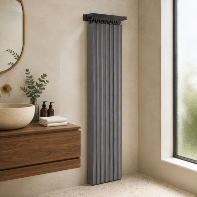 Rideau de douche rétractable gris entièrement replié contre le mur
