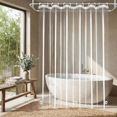 Rideau de douche transparent devant la baignoire