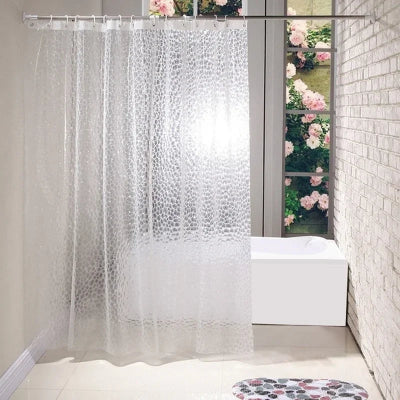 Rideau de douche transparent impermeable devant une baignoire
