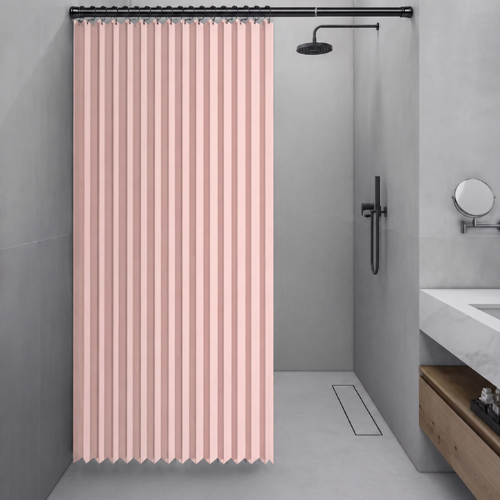Rideau pliable rose suspendu sur une tringle de douche noire