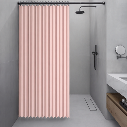 Rideau pliable rose suspendu sur une tringle de douche noire