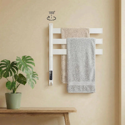Sèche serviette soufflant blanc sur mur beige