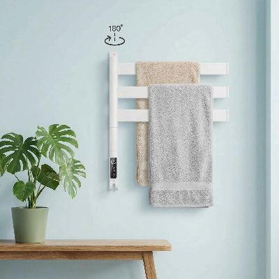 Sèche serviette soufflant blanc sur mur bleu