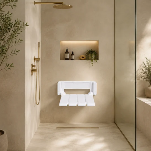 Siège de douche mural ouvert dans une douche moderne beige