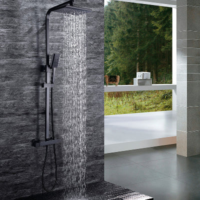Système de douche thermostatique noir sur un mur de brique