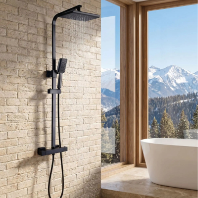 Système de douche thermostatique  sur un mur de brique beige