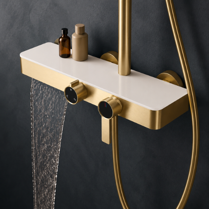 Tablette de douche dorée avec cascade et espace de rangement