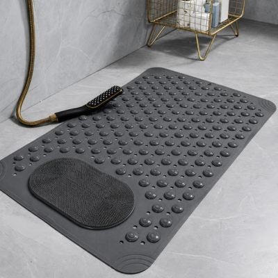 Tapis de bain antidérapant gris dans une douche moderne