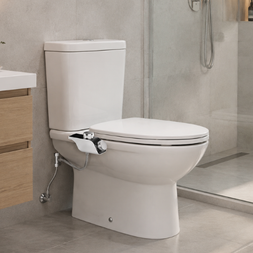 Toilette équipée d’un bidet eau chaude et froide