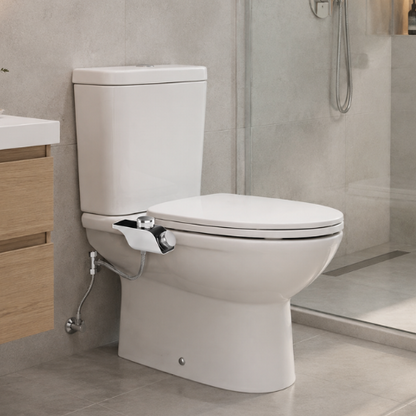 Toilette équipée d’un bidet eau chaude et froide