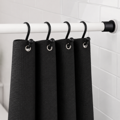 Tringle de douche blanche avec rideau noir installation par tension