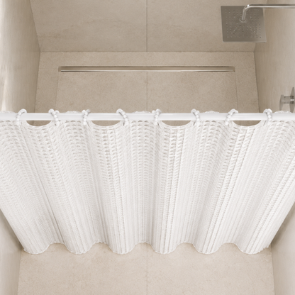 Vue du dessus du rideau de douche blanc avec tringle