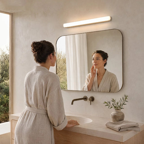 Applique lumineuse au-dessus d’un miroir rectangulaire