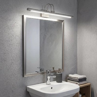 Applique murale LED argentée diffusant une lumière uniforme au lavabo