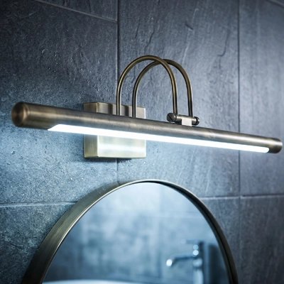 Applique murale LED argentée installée au-dessus d’un miroir
