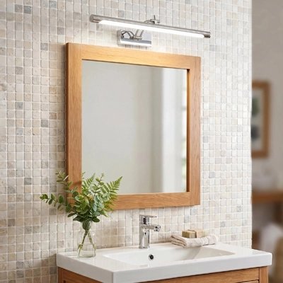 Applique murale LED dorée éclairant un miroir élégant