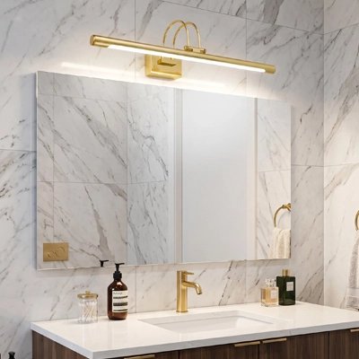Applique murale LED dorée éclairant un miroir moderne