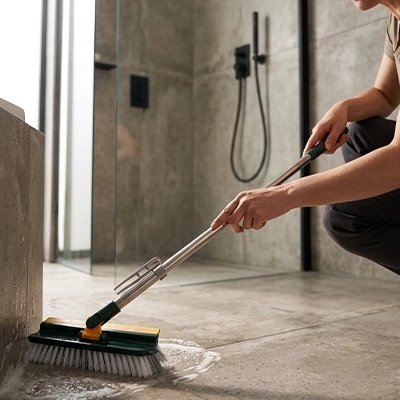 Balai brosse multi-surfaces avec manche télescopique et raclette intégrée