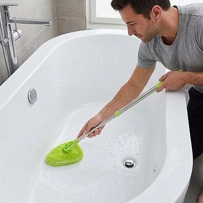 Balai-brosse multifonction vert utilisé pour nettoyer l’intérieur d’une baignoire