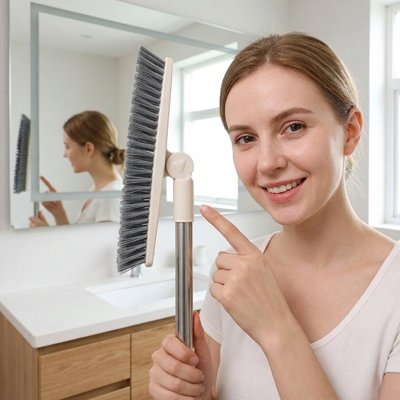 Balai brosse télescopique nettoyant un plancher de salle de bain