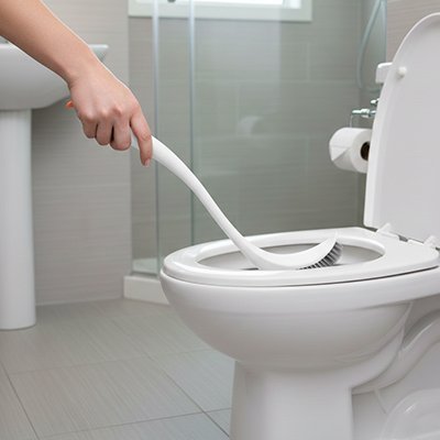 Brosse à toilette avec un manche suffisamment long 