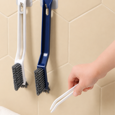 Brosse ergonomique avec accessoire gain de place intégré