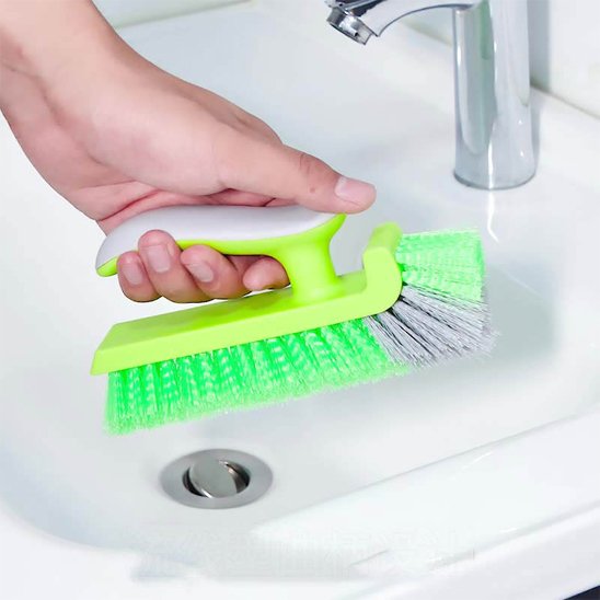 Brosse multifonction pour salle de bain avec poignée ergonomique incurvée
